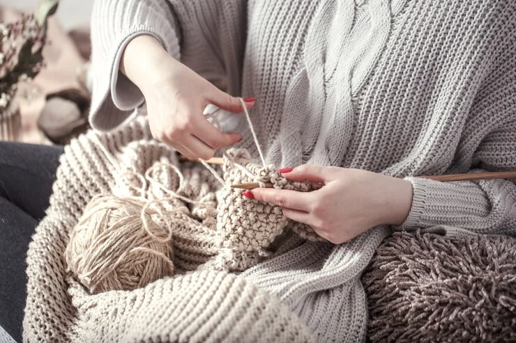 vintage strikkepinner av tre garn kvinnens hender